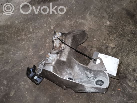 Volkswagen PASSAT B5.5 Engine mounting bracket 8E0199352