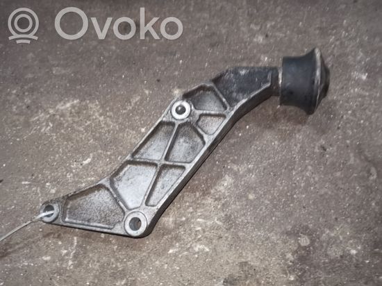 Volkswagen PASSAT B5.5 Engine mounting bracket 8D0199343L