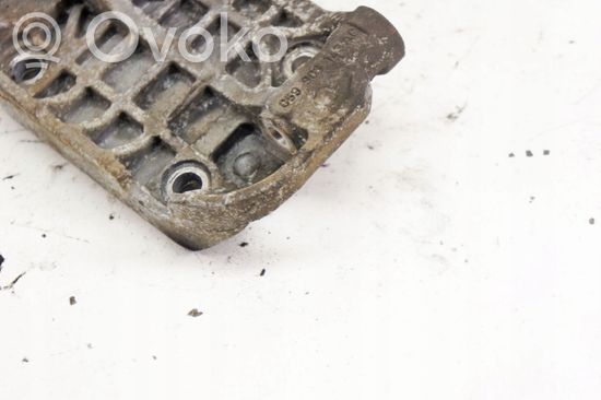 Volkswagen Touareg II Engine mount bracket