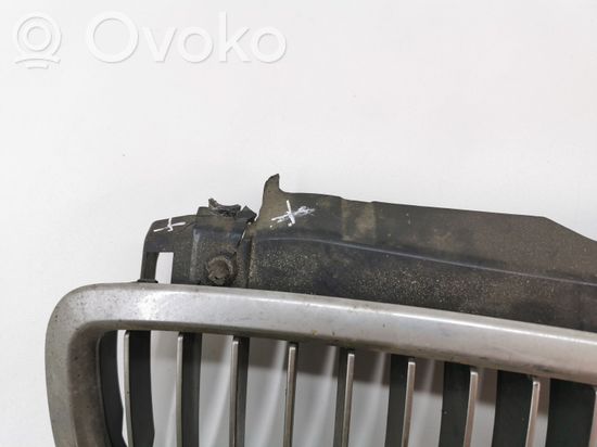 BMW 7 E65 E66 Front bumper upper radiator grill 7037727