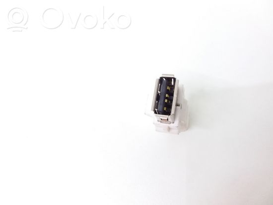 BMW 5 G30 G31 USB socket connector 9390501