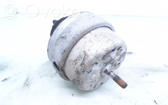 Volkswagen PASSAT B5 Engine mount bracket 114868620