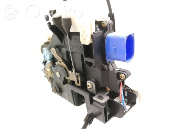 Volkswagen Golf V Rear door lock 7L0839015