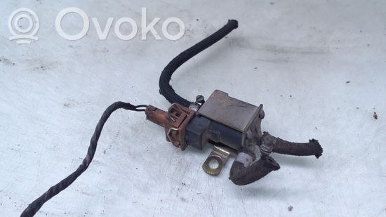 Volkswagen PASSAT B4 Vacuum valve 028906283F