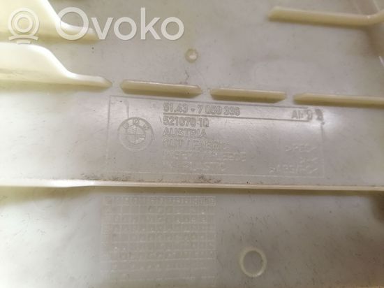BMW 3 E90 E91 (B) pillar trim (top) 7058336