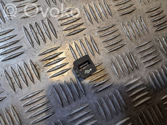 BMW X5 E70 USB socket connector 9167196