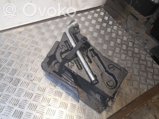 Audi Q7 4L Tool set 4L0012113E