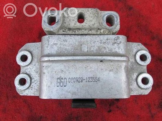 Volkswagen PASSAT B6 Engine mount bracket