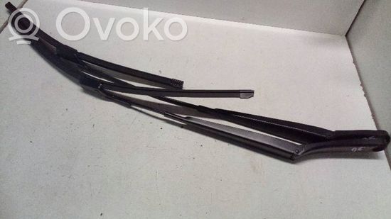 Volkswagen PASSAT B6 Front wiper blade arm