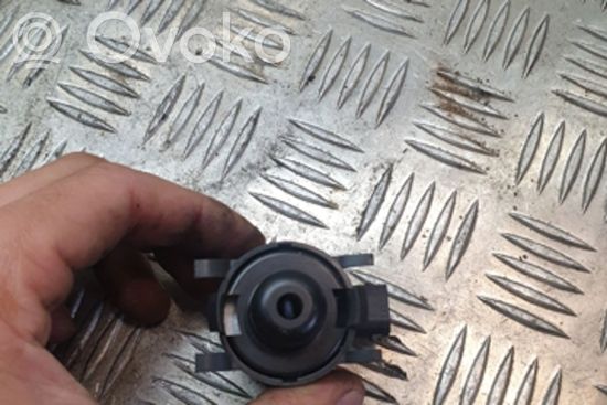 BMW 5 E39 Vacuum valve 64111384253