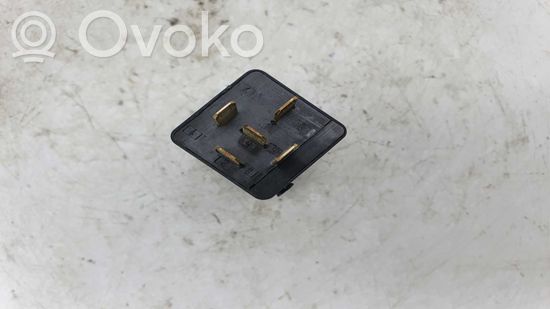 BMW 5 E39 Charging relay 61358365960