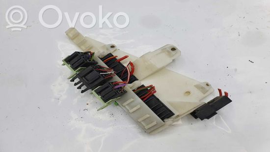 BMW 5 E39 Fuse module 8371884