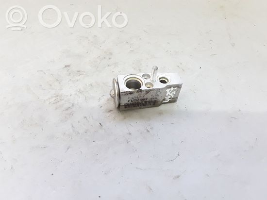 Mercedes-Benz ML W164 Air conditioning (A/C) expansion valve F6698432F