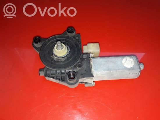 Mercedes-Benz C W203 Rear door window regulator motor 0130822007 104047XXX