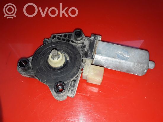 Mercedes-Benz C W203 Rear door window regulator motor 0130822008 104048XXX