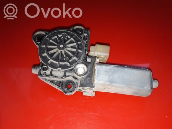 Mercedes-Benz C W203 Rear door window regulator motor 0130822008 104048XXX