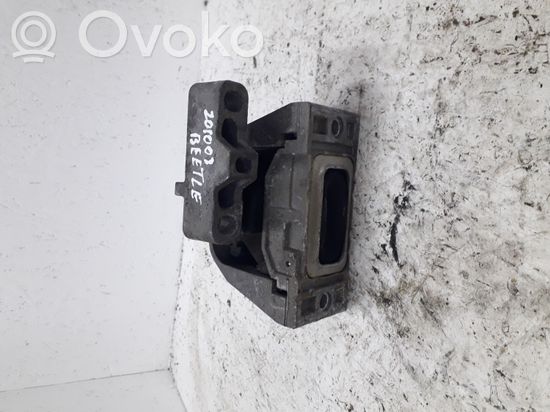 Volkswagen New Beetle Engine mount bracket