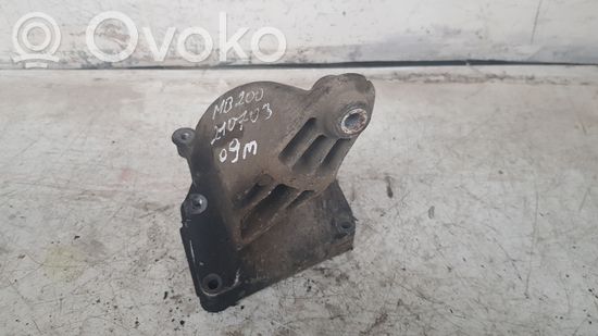 Mercedes-Benz E W212 Engine mounting bracket