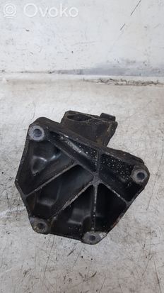 Mercedes-Benz E W212 Engine mounting bracket