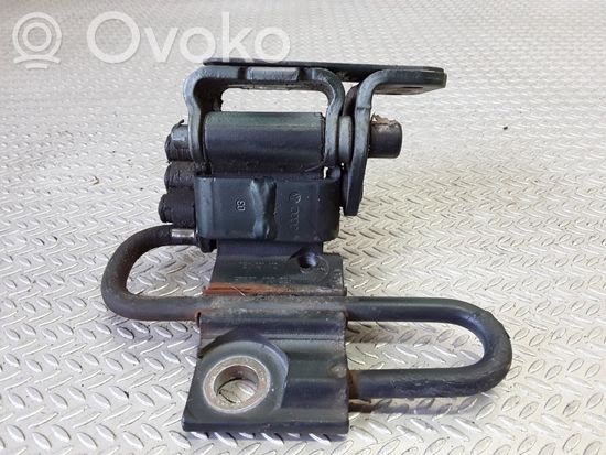 Audi A4 S4 B6 8E 8H Front door lower hinge 8E0831412