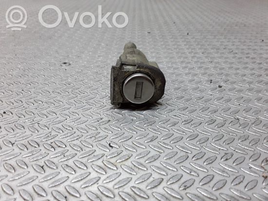 Volkswagen Jetta VI Front door lock (next to the handle)