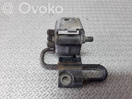 Audi A4 S4 B6 8E 8H Front door lower hinge 8E0833412