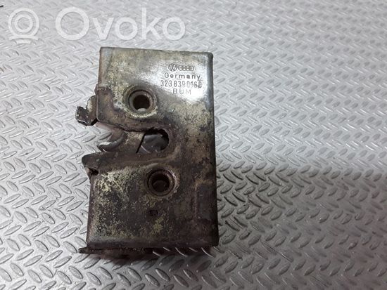 Volkswagen PASSAT B2 Rear door lock 323839016C