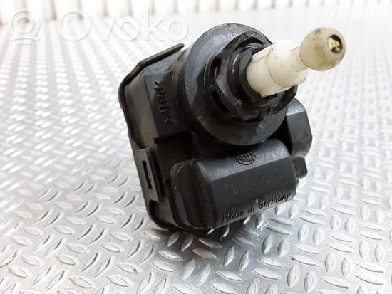 Audi A4 S4 B5 8D Headlight level adjustment motor 00728213