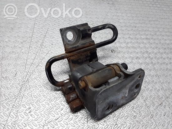 Audi A6 S6 C5 4B Front door lower hinge 4B0831411B