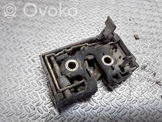 Volkswagen PASSAT B3 Rear door lock 357839016B