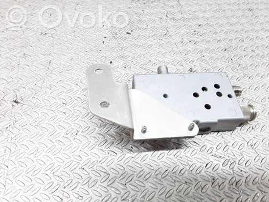 Audi A8 S8 D2 4D Aerial antenna amplifier