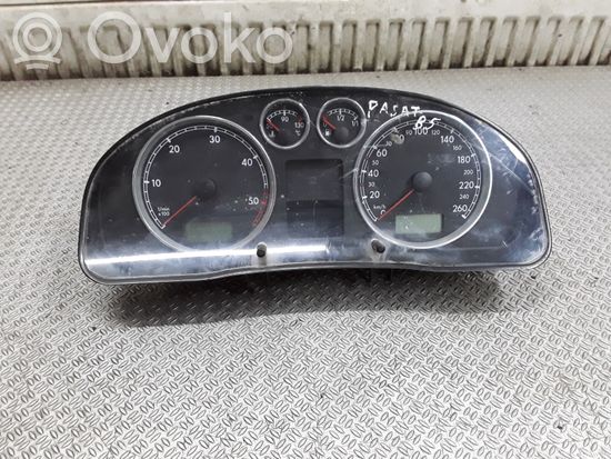 Volkswagen PASSAT B5.5 Speedometer (instrument cluster) 3B0920827A