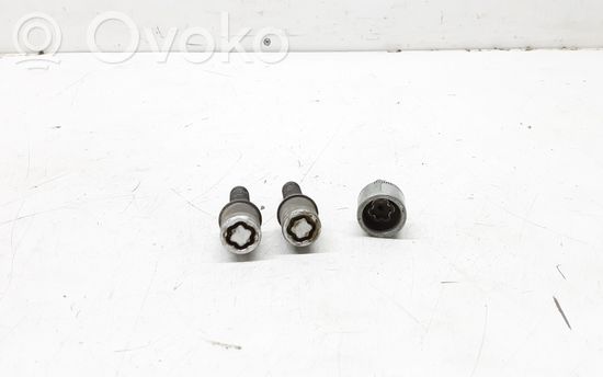 Mercedes-Benz E W210 Anti-theft wheel nuts and lock