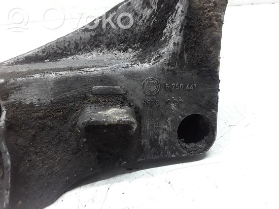 BMW 5 E39 Engine mounting bracket 6750441