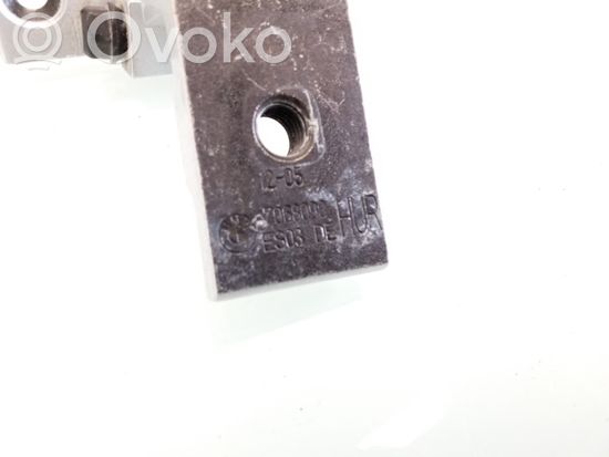 BMW 5 E60 E61 Front door lower hinge 7068090