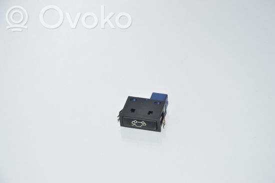 BMW 5 E39 Tailgate opening switch 8365579