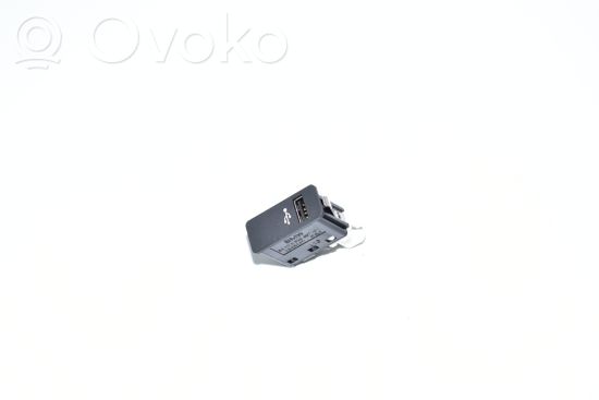 BMW i3 USB socket connector 6820397