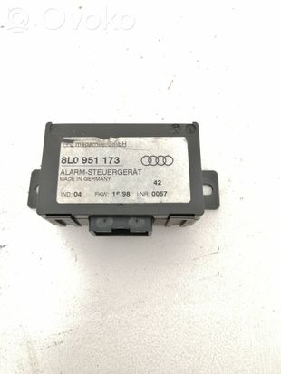 Audi A8 S8 D2 4D Alarm control unit/module 8L0951173 8L0951173