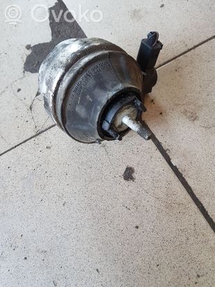 Volkswagen PASSAT B6 Engine mount bracket