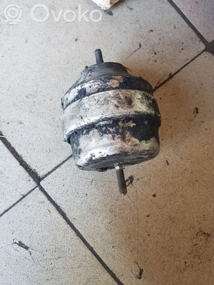 Volkswagen PASSAT B6 Engine mount bracket