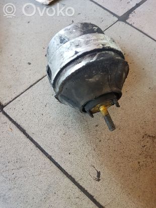 Volkswagen PASSAT B6 Engine mount bracket
