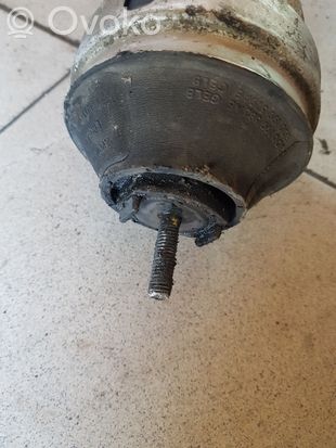 Volkswagen PASSAT B6 Engine mount bracket