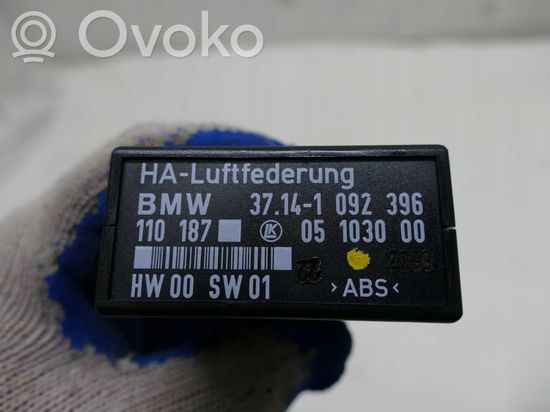BMW 5 E39 Air suspension control unit module (rear) 1092396