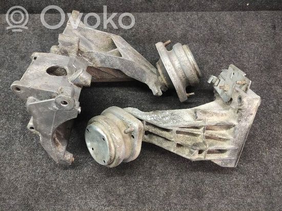 BMW 5 E39 Engine mounting bracket