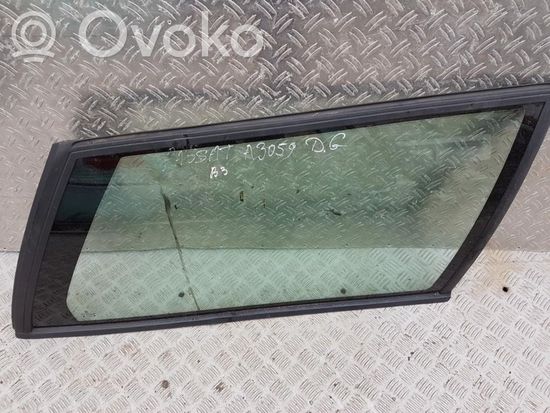 Volkswagen PASSAT B3 Rear side window/glass
