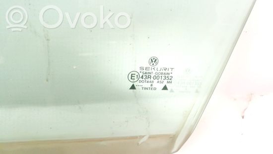 Volkswagen Golf IV Front door window glass four-door