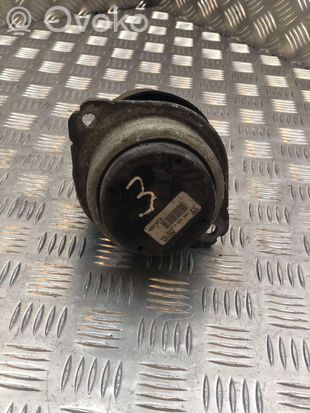 Volkswagen Touareg I Engine mount bracket