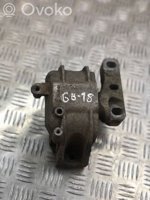 Volkswagen Jetta V Engine mount bracket