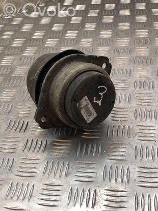 Volkswagen Touareg I Engine mount bracket
