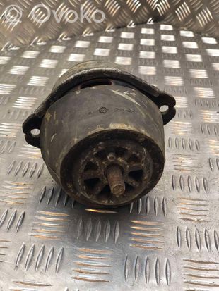 Volkswagen Touareg I Engine mount bracket